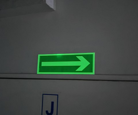 TABLICA FOTOLUMINESCENCYJNA KDEP STRZAŁKA KIERUNEK DROGI EWAKUACJI