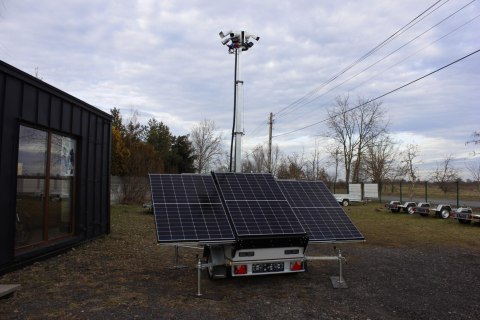 Przyczepa wieża do monitoringu PV3 z zabudową z zasilaniem solarnym i elektroniką na 4 kamery
