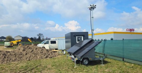 Przyczepa wieża do monitoringu PV3 z zabudową z zasilaniem solarnym i elektroniką na 4 kamery