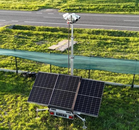 Przyczepa wieża do monitoringu PV3 z zabudową z zasilaniem solarnym i elektroniką na 4 kamery