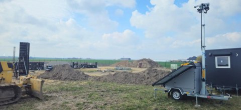 Przyczepa wieża do monitoringu PV3 z zabudową z zasilaniem solarnym i elektroniką na 4 kamery